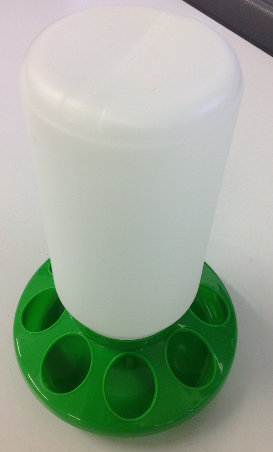 AVICO GREEN & WHITE 1KG FEEDER POULTRY - Click Image to Close