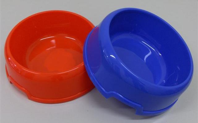 (MEDIUM) PLASTIC DOG BOWL (MEDIUM) PLASTIC DOG BOWL