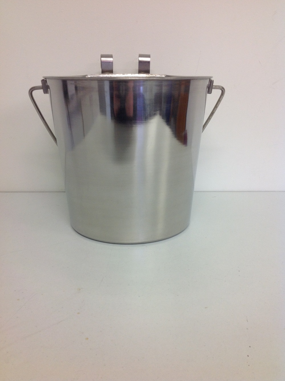 ROUND S/STEEL BUCKET W/ HOOKS 5.7L ROUND S/STEEL BUCKET W/ HOOKS 5.7L