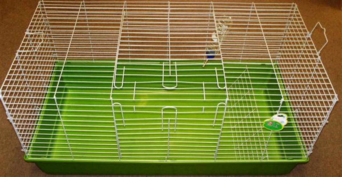 LARGE WIRE CAGE WITH PLASTIC BASE FOR SMALL ANIMALS. LARGE WIRE CAGE WITH PLASTIC BASE FOR SMALL ANIMALS.